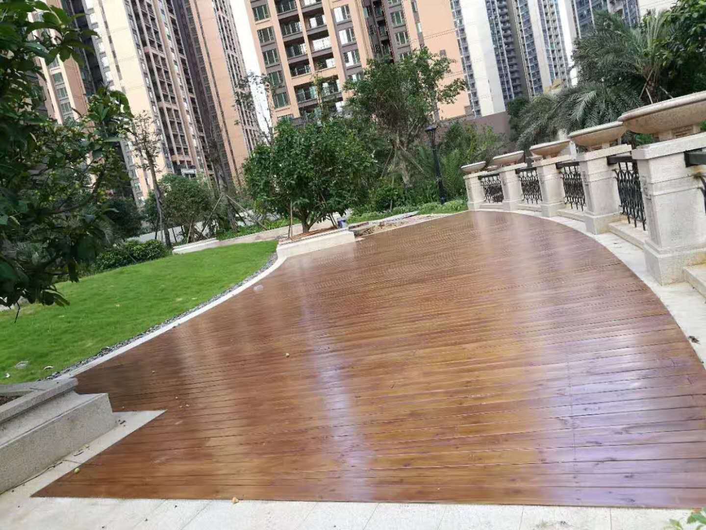 阳台想做休闲区？贴防腐木地板的优势：脚感舒适还显温馨