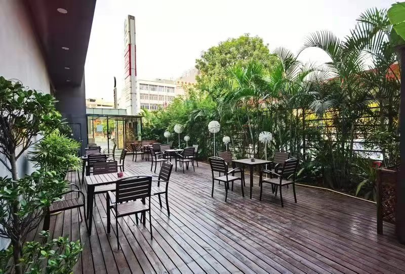 防腐木地板工程：别墅庭院木地板适合哪些家庭？